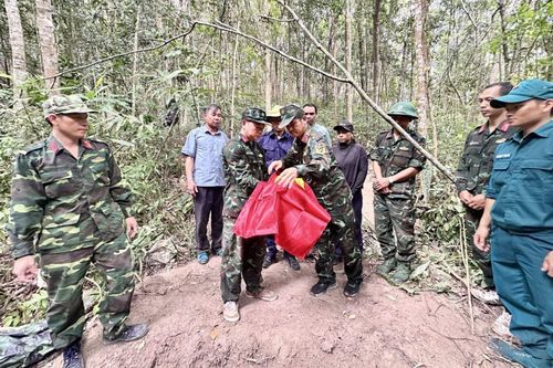 Các thành viên Đội K51 Đắk Lắk và các lực lượng cẩn thận đón hài cốt liệt sĩ về trong Chiến dịch 500 ngày đêm.