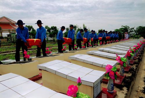 Lực lượng Đội K73 an táng hài cốt liệt sĩ hy sinh chiến trường Campuchia tại Nghĩa trang Liệt sĩ Vĩnh Hưng, tỉnh Tây Ninh.