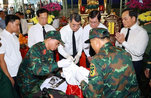 Thủ tướng Lê Minh Hưng cùng các lực lượng tham gia quy tập hài cốt liệt sĩ tại Công viên Lê Thị Riêng, phường Hòa Hưng, TP Hồ Chí Minh.
