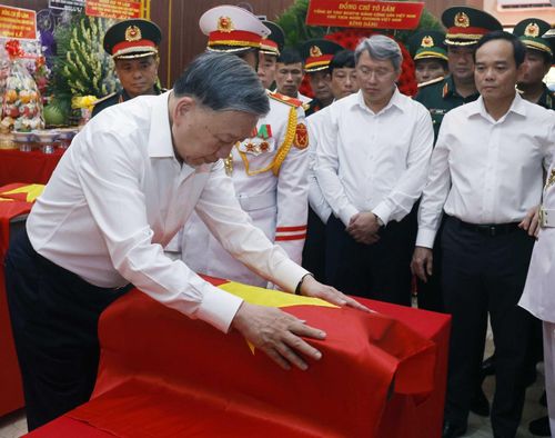 Nhân dịp kỷ niệm 79 năm Ngày Thương binh - Liệt sĩ (27/7/1947 - 27/7/2026), chiều 17/7/2026, Tổng Bí thư, Chủ tịch nước Tô Lâm đến dâng hoa, dâng hương tưởng niệm Tổng Bí thư Trần Phú và các Anh hùng liệt sĩ; kiểm tra công tác tìm kiếm, quy tập hài cốt liệt sĩ trong Chiến dịch 500 ngày đêm tại Công viên Lê Thị Riêng (Thành phố Hồ Chí Minh).