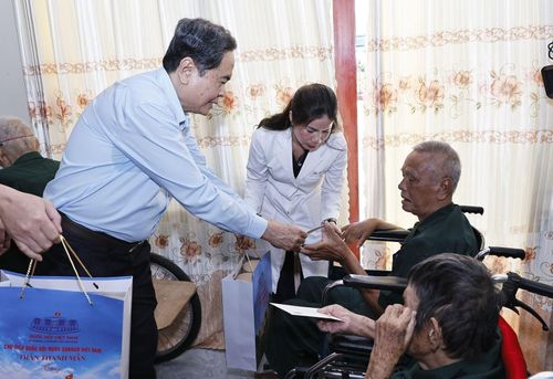 Chủ tịch Quốc hội Trần Thanh Mẫn tặng quà thương binh tại Trung tâm điều dưỡng Thương binh và Người có công Long Đất ở ấp Hải Sơn, xã Long Hải, Thành phố Hồ Chí Minh.