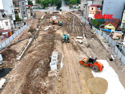 Nhà thầu huy động hàng chục công nhân cùng máy xúc, xe tải, xe lu triển khai san gạt nền, đào đất, thi công hệ thống thoát nước...