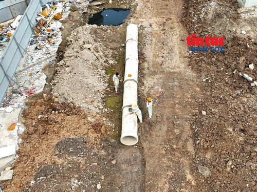 Một tốp công nhân thi công hạng mục cống thoát nước trên đường Vành đai 2,5 đoạn Vũ Phạm Hàm - Trần Duy Hưng.