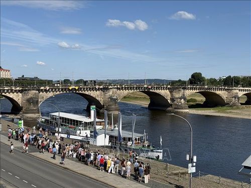 Dresden sở hữu đội tàu hơi nước chạy bằng bánh guồng cổ nhất và lớn nhất thế giới còn hoạt động, mang đến những trải nghiệm độc đáo cho du khách. Ảnh: Thùy Linh/Pv TTXVN tại Đức