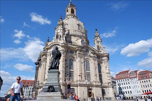 Nhà thờ Đức bà Dresden là một kiệt tác khi sở hữu một trong những mái vòm bằng đá lớn nhất lục địa. Từng là một đống đổ nát hoang tàn sau Thế chiến II, công trình được phục dựng kỳ công bằng cách ghép từng viên đá cũ còn sót lại đan xen với đá mới. Ảnh: Thùy Linh/Pv TTXVN tại Đức