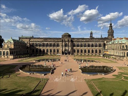 Cung điện Zwinger - đỉnh cao của nghệ thuật kiến trúc Baroque phong cách kiến trúc cung đình thời Augustus Mạnh vào đầu thế kỷ 18. Cung điện này ban đầu là nơi trồng cam và dành cho các lễ hội và giải đấu của hoàng gia. Ảnh: Thùy Linh/Pv TTXVN tại Đức
