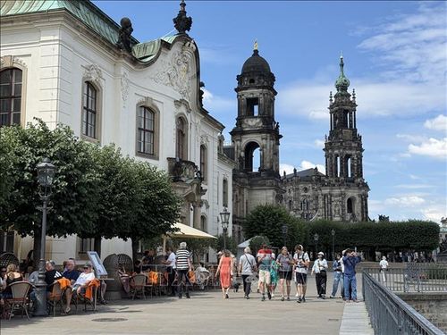 Phía xa là Nhà thờ Lớn Dresden. Đây là nhà thờ Công giáo lớn nhất bang Sachsen. Ảnh: Thùy Linh/ Pv TTXVN tại Đức