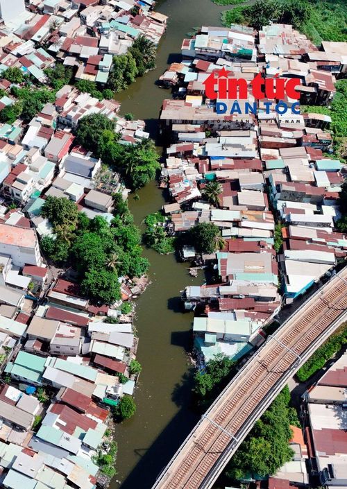 Theo quy hoạch, rạch Văn Thánh sẽ được nạo vét, xây dựng hệ thống kè bê tông và hoàn thiện hạ tầng thoát nước. Dự án cũng đầu tư các tuyến đường ven rạch, đường song hành kết nối với đường Điện Biên Phủ, xây mới cầu Phú An, mở rộng đường Ngô Tất Tố và bố trí khoảng 4,2ha đất ven rạch để phát triển công viên, mảng xanh.