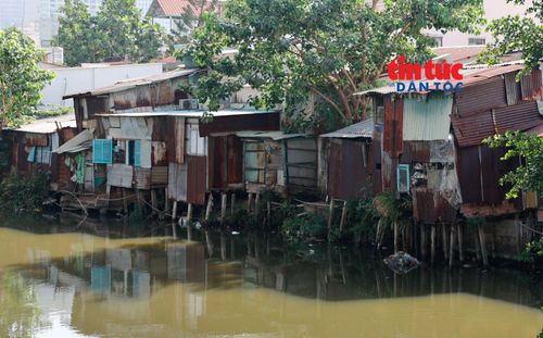 Hai bên rạch chủ yếu là những dãy nhà tạm bợ, nhiều căn cơi nới, lấn ra mặt nước bằng nhiều cọc bê tông để tăng diện tích.