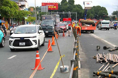 Dải phân làn bằng nhựa được lắp để tổ chức xe rẽ trái từ đường Cộng Hòa vào đường nối Trần Quốc Hoàn.