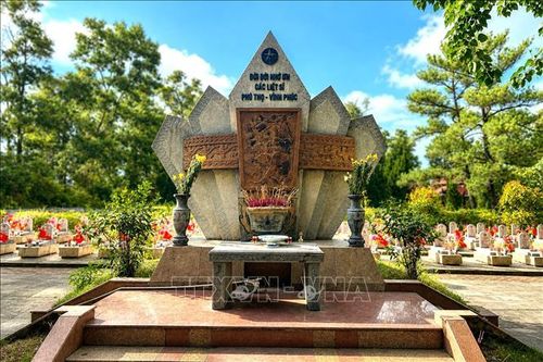 Khu mộ các liệt sĩ quê Phú Thọ - Vĩnh Phúc tại Nghĩa trang Liệt sĩ Quốc gia Trường Sơn, nơi những người con của vùng đất Tổ và Vĩnh Phúc cùng yên nghỉ giữa đại ngàn Trường Sơn. Ảnh: Nguyên Linh/TTXVN