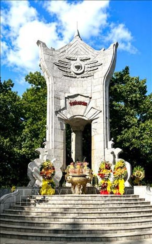 Với hình thế ba chân kiềng vững chãi, tượng đài tưởng niệm Nghĩa trang Liệt sĩ Quốc gia Trường Sơn là điểm nhấn kiến trúc mang nhiều ý nghĩa, thể hiện tình đoàn kết chiến đấu Việt Nam - Lào - Campuchia và sự gắn bó của ba miền Bắc - Trung - Nam trong sự nghiệp thống nhất đất nước. Ảnh: Nguyên Linh/TTXVN