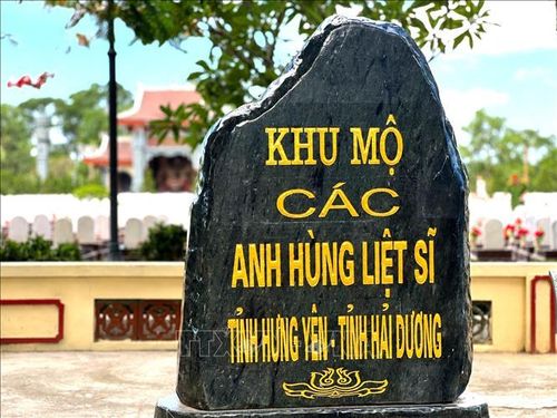 Giữa đại ngàn Trường Sơn, những hàng mộ tại nghĩa trang được sắp xếp theo quê quán của từng liệt sĩ. Mỗi khu mộ như một góc quê hương thu nhỏ, nơi những người con đất Việt từ mọi miền cùng yên nghỉ bên nhau. Ảnh: Nguyên Linh/TTXVN