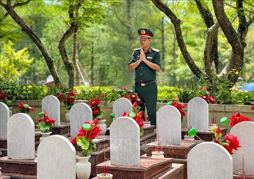 Gần nửa thế kỷ qua, Nghĩa trang Liệt sĩ Quốc gia Trường Sơn vẫn lặng lẽ đón những cuộc trở về, nơi những người còn sống tìm về tri ân những người đã nằm lại giữa đại ngàn. Ảnh: Nguyên Linh/ TTXVN