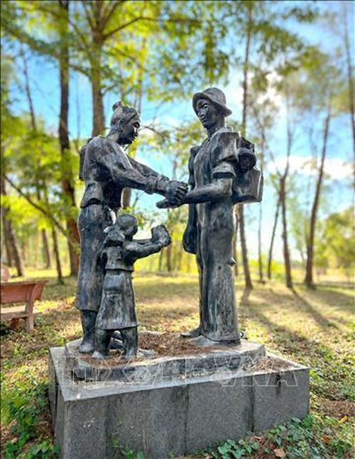 Sợi chỉ nhỏ bé nhưng chứa đựng tình cảm sâu nặng của nhân dân Lào dành cho những người lính trên tuyến Trường Sơn. Ảnh: Nguyên Linh/TTXVN