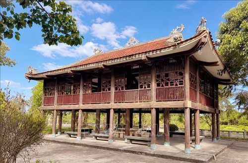 Giữa không gian tưởng niệm Nghĩa trang Liệt sĩ Quốc gia Trường Sơn, ngôi nhà sàn truyền thống của đồng bào dân tộc ở Hòa Bình hiện diện như một góc văn hóa quê hương, nơi gửi gắm tình cảm, lòng biết ơn của nhân dân đối với những người con đã nằm lại trên tuyến đường Trường Sơn huyền thoại. Ảnh: Nguyên Linh/TTXVN