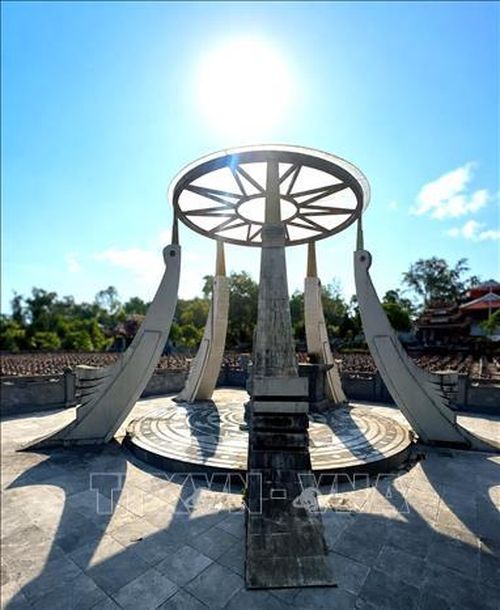 Giữa đại ngàn Trường Sơn, Nghĩa trang Liệt sĩ Quốc gia Trường Sơn không chỉ lưu giữ hơn 10.000 phần mộ liệt sĩ, mà còn lưu giữ một triết lý về lòng tri ân, nơi kiến trúc kể chuyện, thiên nhiên sẻ chia và đất mẹ dang rộng vòng tay đón những người con trở về. Ảnh: Nguyên Linh/TTXVN