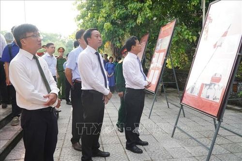 Khách tham quan triển lãm.