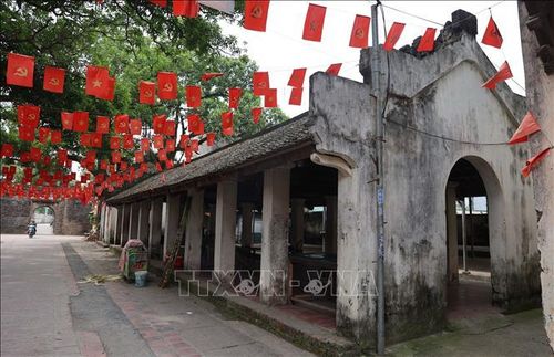 Dãy quán cổ bên trong cổng làng Ước Lễ vẫn được bảo tồn cùng không gian kiến trúc truyền thống, góp phần lưu giữ diện mạo làng quê Bắc Bộ qua nhiều thế kỷ.