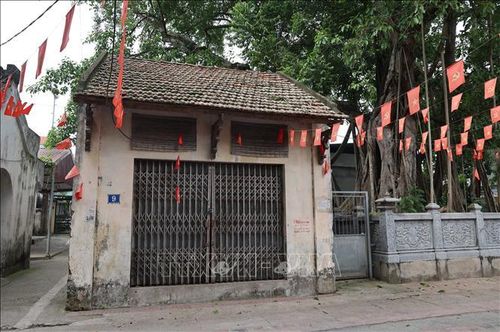 Ngôi nhà cổ nằm cạnh cổng làng Ước Lễ và cây đa hàng trăm năm tuổi góp phần tạo nên không gian văn hóa đặc trưng của làng cổ vùng đồng bằng Bắc Bộ.