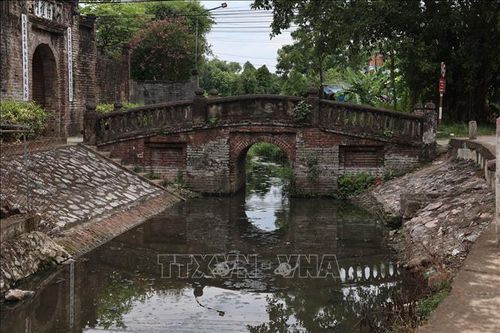 Cầu gạch cổ bắc qua con mương trước cổng làng Ước Lễ.