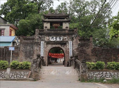 Cổng làng Ước Lễ với kiến trúc cổ kính, phía trước là cây cầu bắc qua con mương - yếu tố góp phần tạo nên không gian đặc trưng của cổng làng Bắc Bộ xưa.