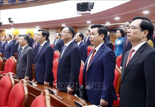 Các đại biểu thực hiện nghi lễ chào cờ bế mạc Hội nghị. Ảnh: Thống Nhất - TTXVN