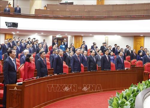 Tổng Bí thư, Chủ tịch nước Tô Lâm và các đại biểu thực hiện nghi lễ chào cờ. Ảnh: Thống Nhất/TTXVN