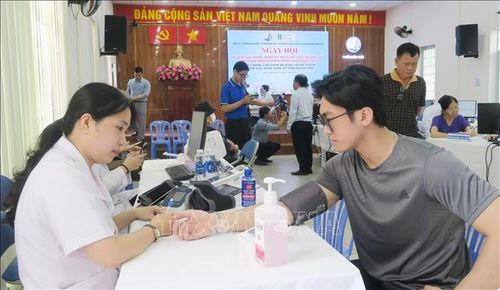 Người dân phường Bình Qưới được khám sức khỏe miễn phí.