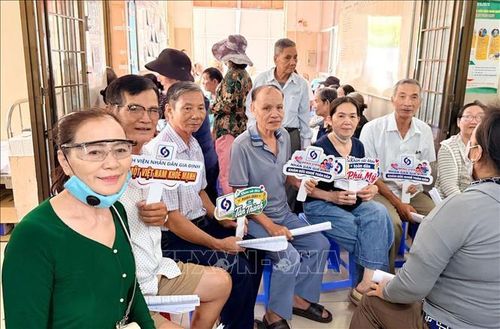 Người dân phường Phú Mỹ vui vẻ đi khám sức khỏe miễn phí.