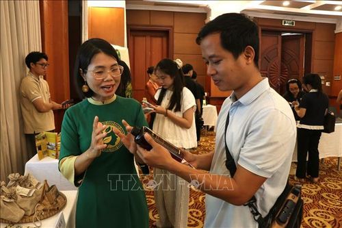 Đại biểu tham quan, tìm hiểu các gian hàng khởi nghiệp mới hình thành trên địa bàn thành phố Huế. Ảnh: Văn Dũng/TTXVN