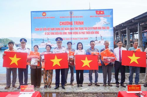 Đại diện các đơn vị tặng quà cho các chủ tàu đánh bắt xa bờ