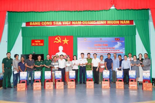 Đại diện các đơn vị tặng quà cho gia đình chính sách, gia đình ngư dân có hoàn cảnh khó khăn.