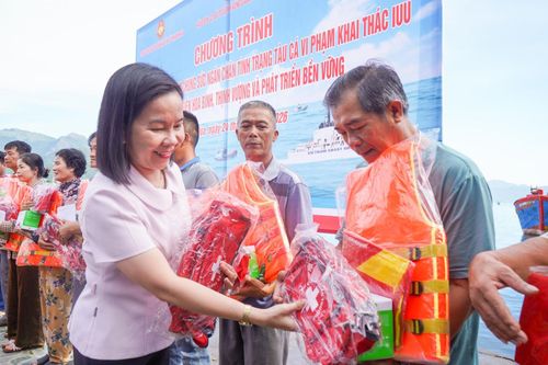 Bà Hà Hồng Hạnh, Phó Trưởng Ban Tuyên giáo và Dân vận Tỉnh ủy Khánh Hòa tặng quà cho ngư dân.