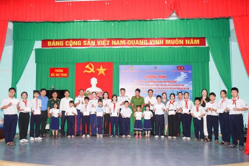 Tặng quà cho các em học sinh có hoàn cảnh khó khăn.