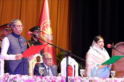 Ông Mohammed Shahabuddin (trái) tuyên thệ nhậm chức Tổng thống Bangladesh, tại Dhaka, ngày 24/4/2023. Ảnh tư liệu: AFP/TTXVN