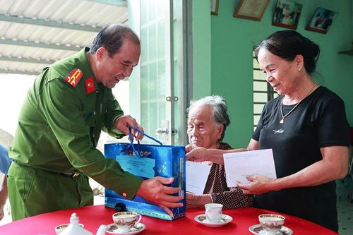 Thượng tá Lâm Hồng Vũ thăm, tặng quà Mẹ Việt Nam Anh hùng Đỗ Thị Xang tại xã An Nhơn Tây.