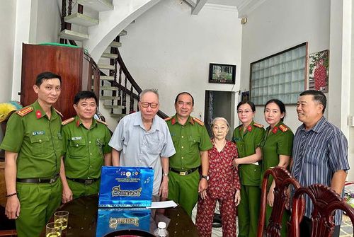 Đoàn thăm, động viên cán bộ, chiến sĩ trong đơn vị là thân nhân gia đình liệt sĩ, người có công với cách mạng và những đồng chí có hoàn cảnh khó khăn.