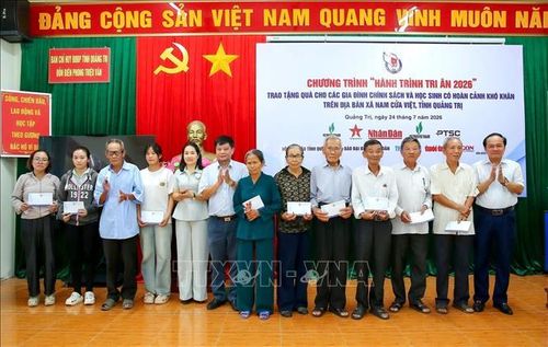 Trao quà cho các gia đình chính sách, người có công với cách mạng tại chương trình. Ảnh: TTXVN phát