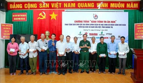Trao quà cho các gia đình chính sách, người có công với cách mạng tại chương trình. Ảnh: TTXVN phát