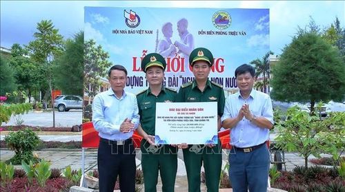 Trao biển tượng trưng ủng hộ kinh phí xây dựng công trình Tượng đài “Nghe lời non nước”. Ảnh: TTXVN phát