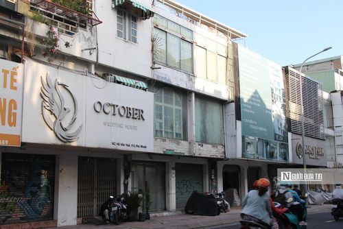 Anh Nguyễn Văn Thắng (chủ mặt bằng trên đường Hồ Văn Huê) cho biết, căn nhà của gia đình anh rộng 68m2, mặt tiền 5m, trước đây luôn được các tiệm áo cưới thay nhau hỏi thuê, nhưng kể từ năm 2023 đến nay, mặt bằng đã qua nhiều chủ cửa hàng cho thuê đồ cưới, và không ai trụ được quá 6 tháng. Cũng theo anh Thắng, các chủ tiệm áo cưới cứ vào thuê một thời gian, kinh doanh không được nên rời đi. Tình trạng này cứ lặp đi lặp lại khiến tuyến phố này bị ngắt quãng do mặt bằng trống xen kẽ tiệm đồ cưới kinh doanh nên tình hình kinh doanh không còn nhộn nhịp như trước.