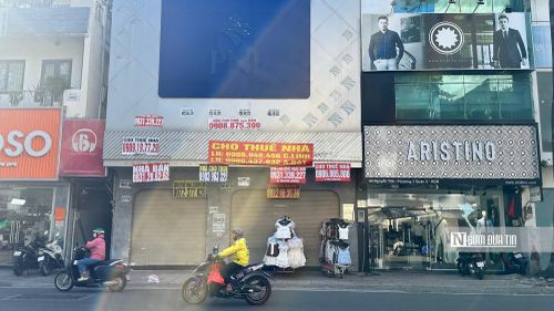 Cũng theo anh Nghĩa, do thay đổi của xu hướng thị trường, nên thực tế các cửa hàng nhỏ, hoặc các shop kinh doanh online vẫn dễ dàng tiếp cận được với khách hàng mà không tốn tiền thuê mặt bằng. Trong khi các chủ mặt bằng vẫn "neo" giá cho thuê ở mức cao, không linh hoạt giảm giá dù thực tế lượng khách mua hàng trực tiếp giảm mạnh, nên xảy ra tình trạng trả mặt bằng hàng loạt.