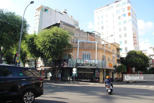 Không chỉ các mặt bằng nhỏ bỏ trống, thực tế nhiều mặt bằng tại các khu trung tâm tâm Tp.HCM, đặc biệt là các mặt bằng tại các ngã tư lớn vẫn trong tình trạng ế khách thuê. Cụ thể, nhiều mặt bằng tại ngã tư Tôn Thất Tùng – Nguyễn Trãi dù rao cho thuê nhiều tháng vẫn bỏ trống. Hay mặt bằng tại góc Lý Tự Trọng – Pasteur dù bỏ trống hơn 1 năm nay không chưa cho thuê được. Đây đều là những mặt bằng nằm ở vị trí đắc địa, diện tích lớn nhưng không thể cho thuê được. Không những tại khu vực trung tâm, thực tế tại các tuyến phố khác như Phan Đình Phùng (quận Phú Nhuận cũ), Hai Bà Trưng (quận 3 cũ); 3 tháng 2 (quận 10 cũ); Hồng Bàng (quận 5 cũ), Hậu Giang (quận 6 cũ)… cũng ghi nhận tình trạng mặt bằng có diện tích lớn luôn trong tình trạng bỏ trống.