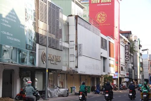 Trong khi đó, anh Lê Văn M., đại diện một cửa hàng đang thuê trên phố Hồ Văn Huê cho rằng, chi phí trả cho tiền thuê mặt bằng tại đây rơi vào khoảng 25 – 45 triệu đồng/tháng, có nơi còn cao hơn. Cộng với các chi phí liên quan khác, có mặt bằng phải chi trả các chi phí cố định lên tới hơn 80 triệu đồng/tháng. "Với chi phí này, nếu những cửa hàng kinh doanh lâu đời, có chiến lược kinh doanh rõ ràng thì mới trụ lại được. Còn các cửa hàng kinh doanh nhỏ, mới làm thì không thể cạnh tranh được và phải rời đi là tất yếu, đó có thể là lý do khiến mặt bằng tại tuyến phố Hồ Văn Huê không cho thuê được hoặc phải chuyển sang cho thuê kinh doanh các ngành hàng khác", anh M. nói.