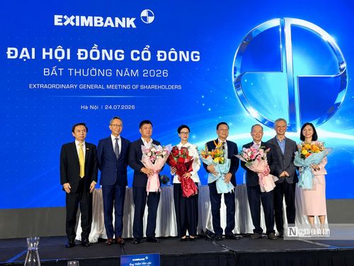 Các thành viên HĐQT độc lập mới của Eximbank ra mắt Đại hội. Trong ảnh: Tân Thành viên HĐQT Nguyễn Lê Quốc Anh (thứ 2 từ phải qua).