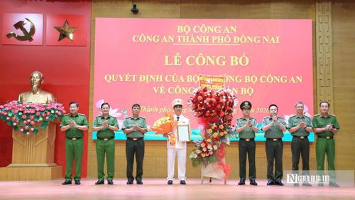 Ban Giám đốc thành phố tặng hoa chúc mừng Đại tá Trần Trọng Thủy.