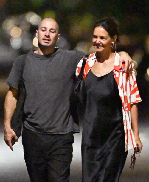 Diễn viên Katie Holmes và họa sĩ Jason Bard Yarmosky tình cảm trên phố khi đi chơi ở New York hôm 14/7. Ảnh: INSTARimages