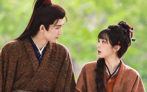 Trục Ngọc đánh dấu màn hợp tác giữa Trương Lăng Hách và Điền Hi Vi trong câu chuyện "cưới trước yêu sau" đậm màu sắc quyền mưu. Chuyển thể từ tiểu thuyết Hầu Phu Nhân Và Đao Mổ Lợn, phim kể về Phàn Trường Ngọc - cô gái làm nghề đồ tể vô tình cứu mạng Tạ Chinh, vị hầu gia đang che giấu thân phận để điều tra mối thù kéo dài 17 năm. Từ cuộc hôn nhân vì lợi ích, cả hai dần nảy sinh tình cảm. Khi chiến sự bùng nổ, Trường Ngọc không ngần ngại bước ra chiến trường sát cánh cùng chồng, góp phần bảo vệ đất nước và phơi bày sự thật.