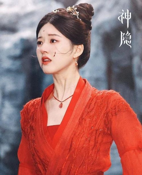 Triệu Lộ Tư vốn nổi tiếng với vẻ đẹp ngọt ngào, nhưng điều khiến cô khác biệt là khả năng giữ được thần thái ngay cả khi xuất hiện với tạo hình khắc khổ.